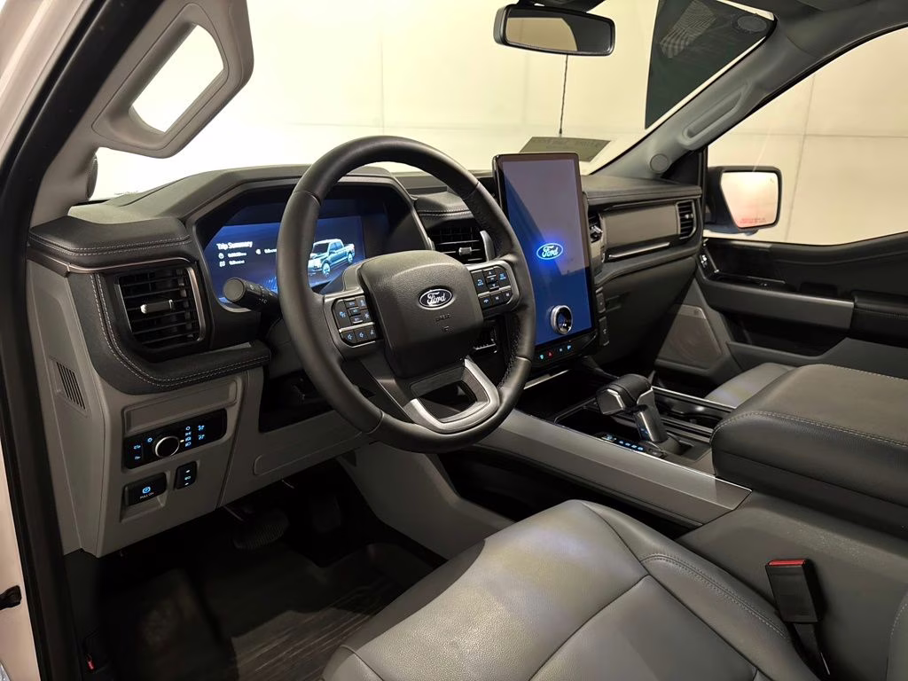 2025 Oxford White Ford F-150 Lightning Flash AWD Truck