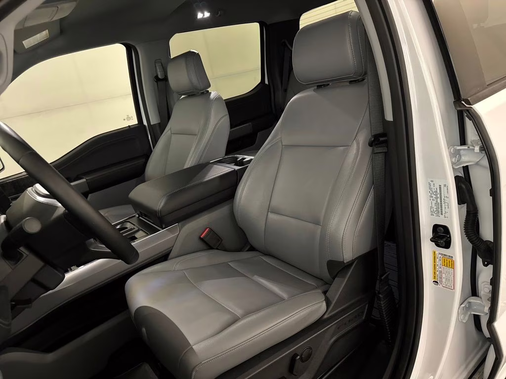 2025 Oxford White Ford F-150 Lightning Flash AWD Truck