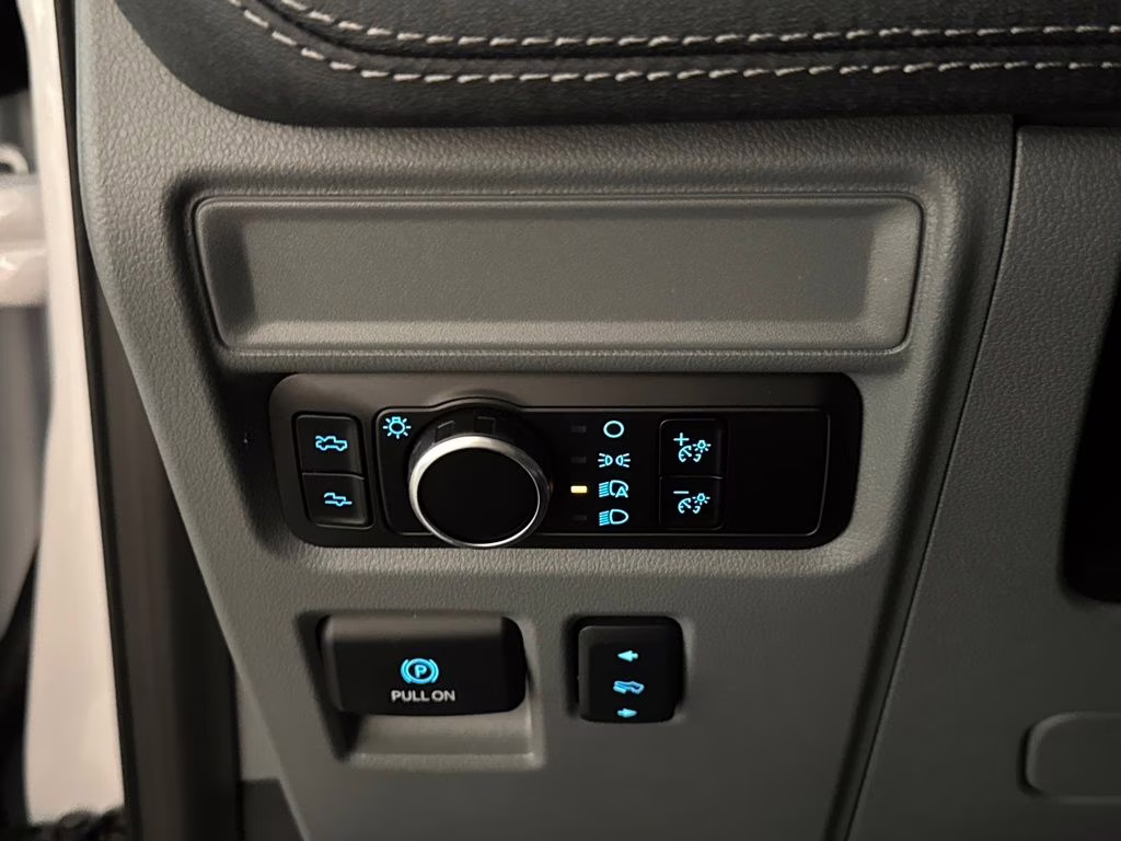 2025 Oxford White Ford F-150 Lightning Flash AWD Truck