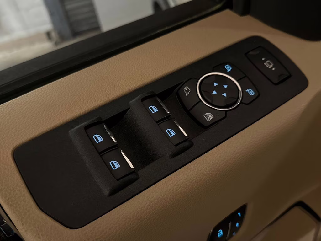 2018 White Gold Metallic Ford Super Duty F-250 SRW Lariat 4X4 Truck