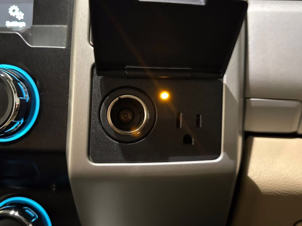 2018 White Gold Metallic Ford Super Duty F-250 SRW Lariat 4X4 Truck