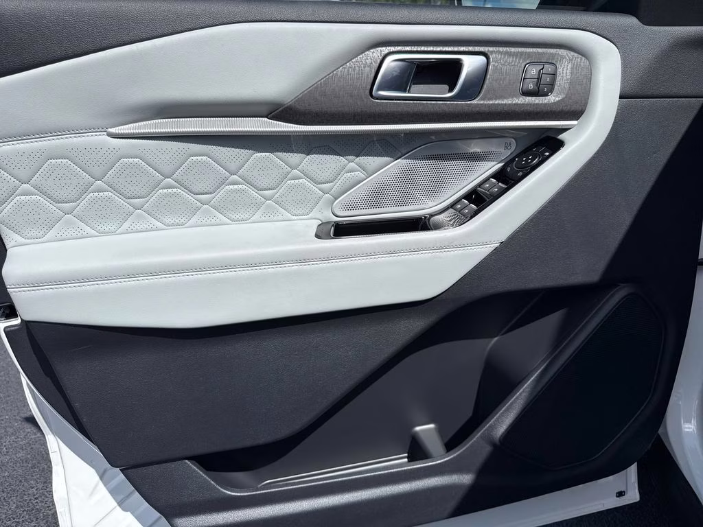 2026 Star White Metallic Tri-Coat Ford Explorer Platinum 4X4 SUV