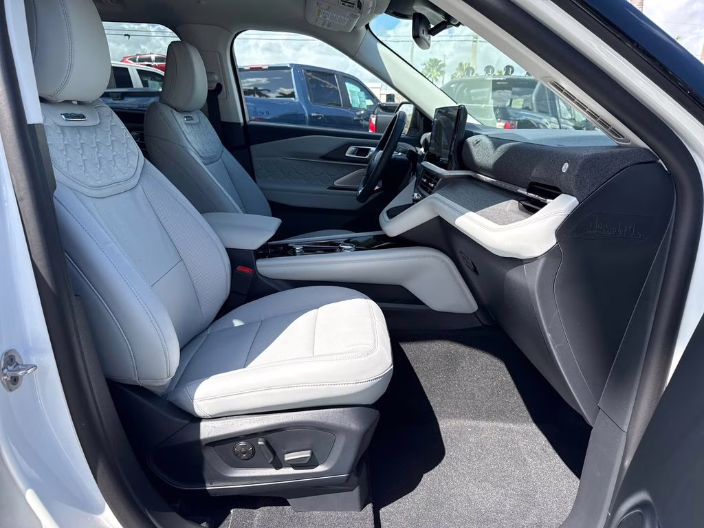 2026 Star White Metallic Tri-Coat Ford Explorer Platinum 4X4 SUV