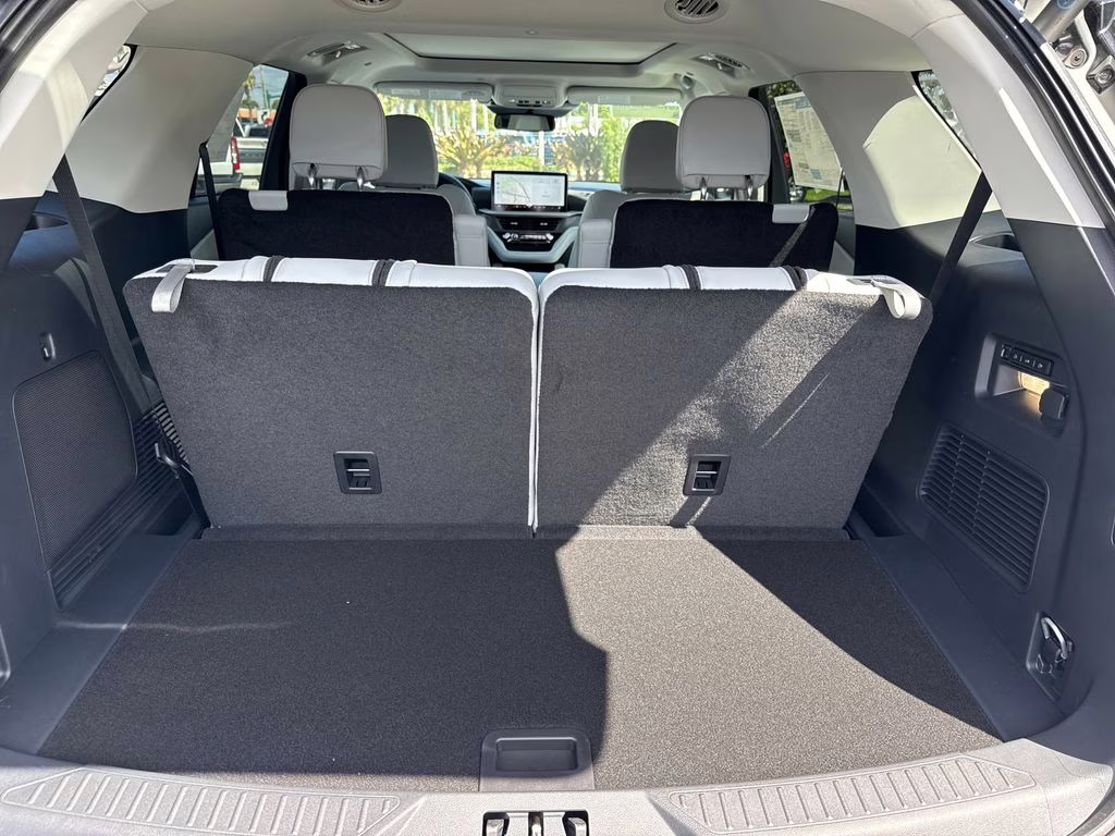 2026 Star White Metallic Tri-Coat Ford Explorer Platinum 4X4 SUV