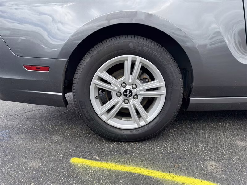2014 Sterling Gray Metallic Ford Mustang V6 RWD Coupe