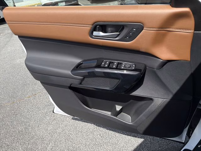 2026 Everest White Pearl/Black Nissan Pathfinder Platinum 4X4 SUV