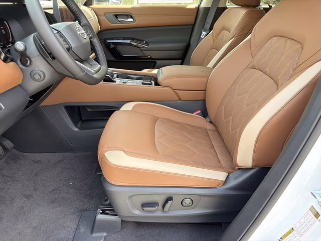 2026 Everest White Pearl/Black Nissan Pathfinder Platinum 4X4 SUV