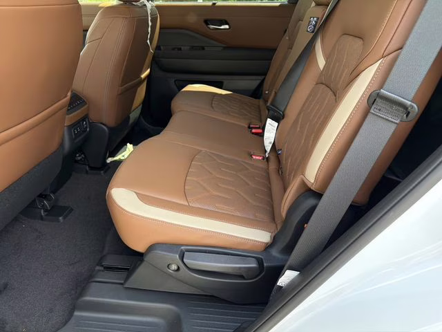 2026 Everest White Pearl/Black Nissan Pathfinder Platinum 4X4 SUV