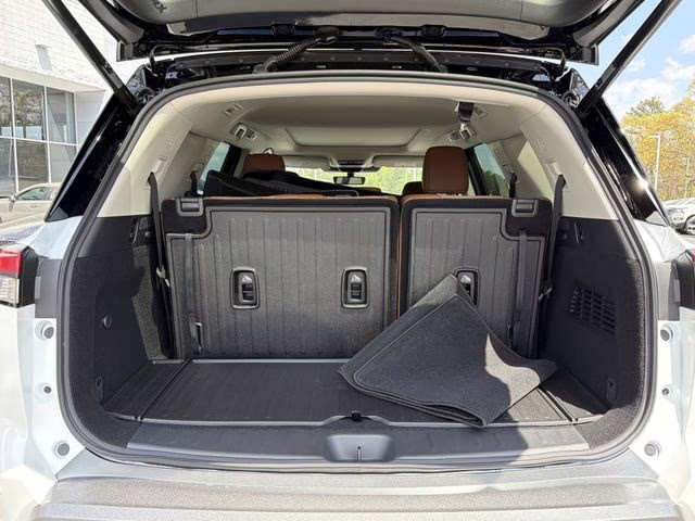 2026 Everest White Pearl/Black Nissan Pathfinder Platinum 4X4 SUV