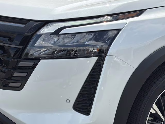 2026 Everest White Pearl/Black Nissan Pathfinder Platinum 4X4 SUV