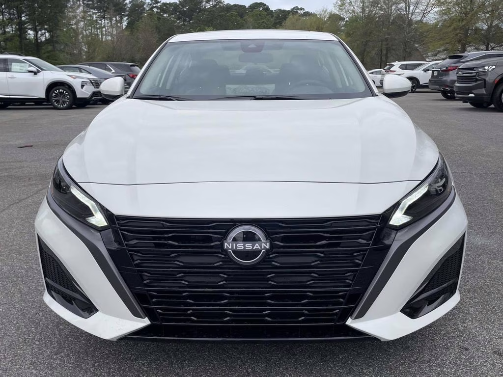 2026 Pearl White Tricoat Nissan Altima 2.5 SV FWD Sedan