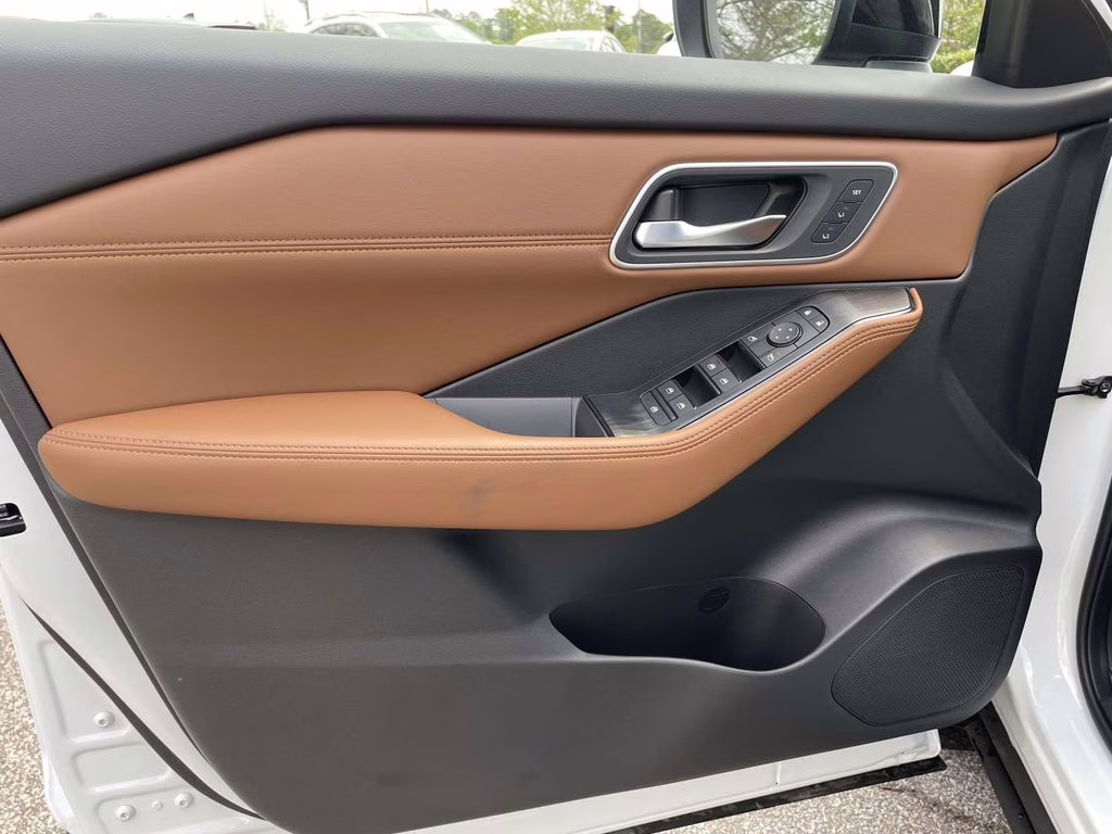 2026 Everest White Pearl/Super Black Nissan Rogue Platinum AWD SUV