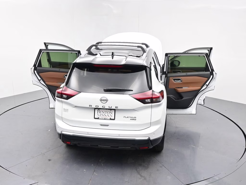 2026 Everest White Pearl/Super Black Nissan Rogue Platinum AWD SUV