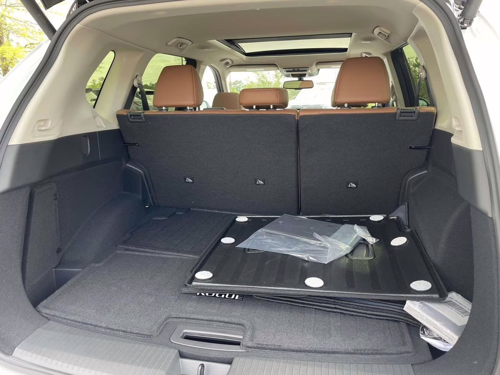 2026 Everest White Pearl/Super Black Nissan Rogue Platinum AWD SUV