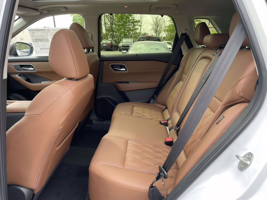 2026 Everest White Pearl/Super Black Nissan Rogue Platinum AWD SUV