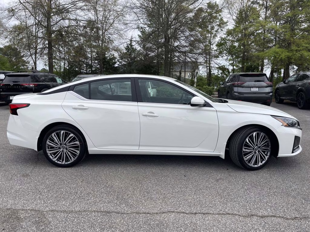 2026 Pearl White Tricoat Nissan Altima 2.5 SV FWD Sedan
