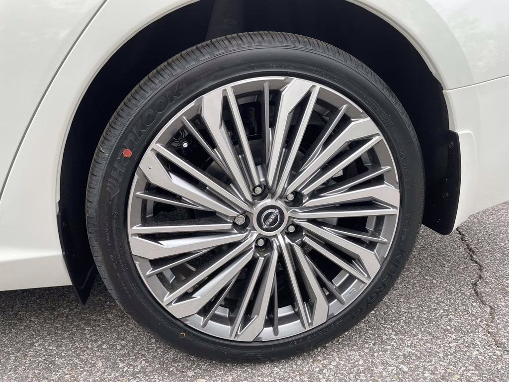 2026 Pearl White Tricoat Nissan Altima 2.5 SV FWD Sedan