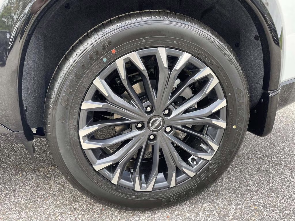 2026 Everest White Pearl/Super Black Nissan Rogue Platinum AWD SUV