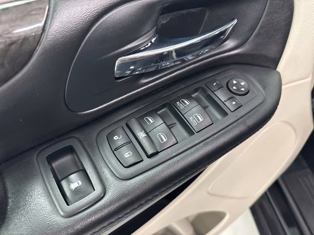 2020 Black Onyx Crystal Pearlcoat Dodge Grand Caravan SE FWD Van