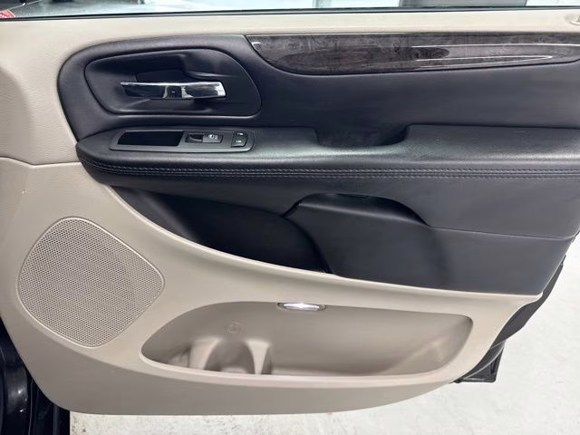 2020 Black Onyx Crystal Pearlcoat Dodge Grand Caravan SE FWD Van