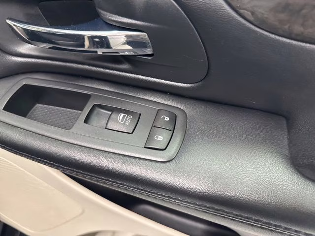 2020 Black Onyx Crystal Pearlcoat Dodge Grand Caravan SE FWD Van