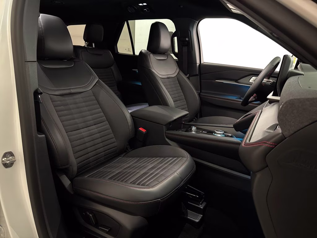 2026 Star White Metallic Tri-Coat Ford Explorer ST-Line RWD SUV