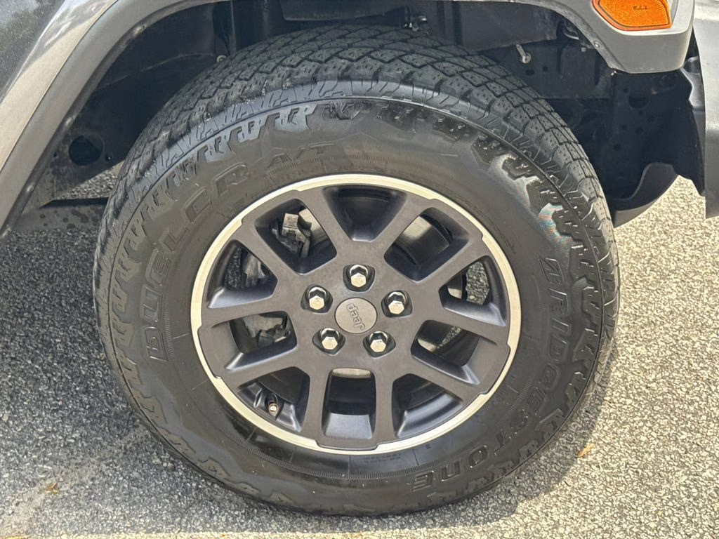 2021 Granite Crystal Metallic Clearcoat Jeep Gladiator Overland 4X4 Truck