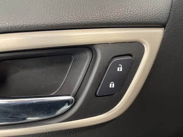 2018 Summit White GMC Yukon Denali AWD SUV