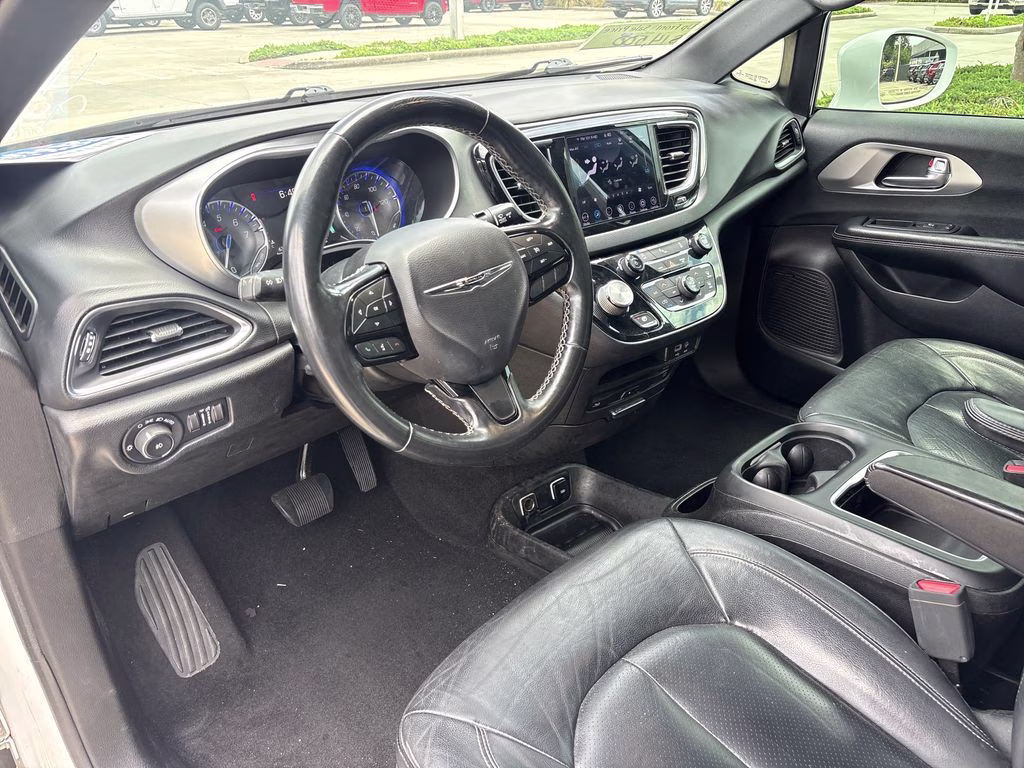 2019 Bright White Clearcoat Chrysler Pacifica Touring L Plus FWD Van
