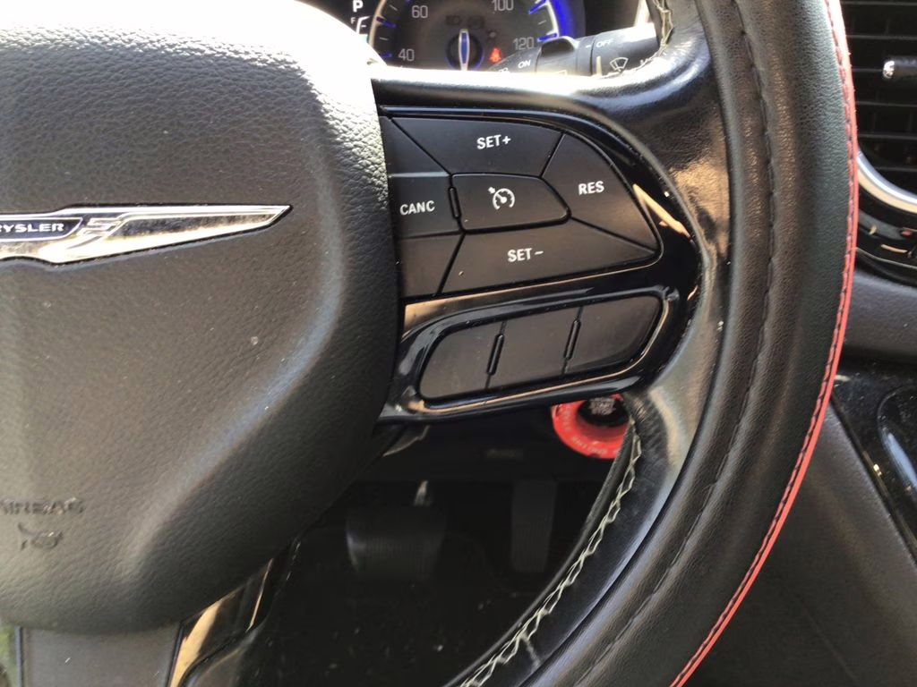 2019 Bright White Clearcoat Chrysler Pacifica Touring L Plus FWD Van