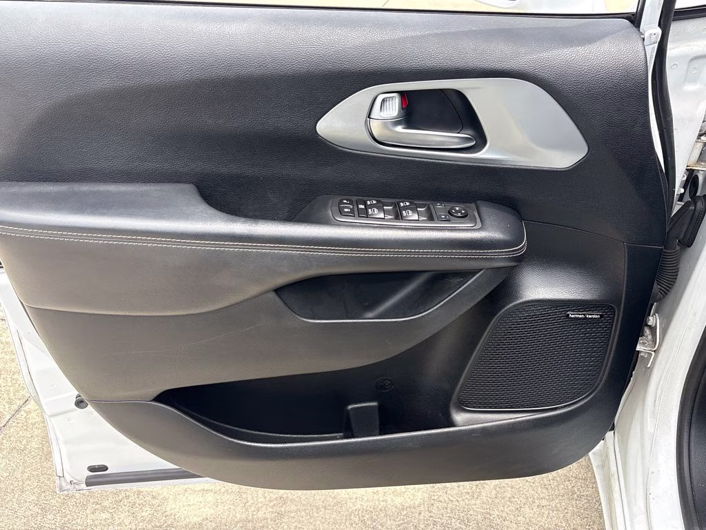 2019 Bright White Clearcoat Chrysler Pacifica Touring L Plus FWD Van