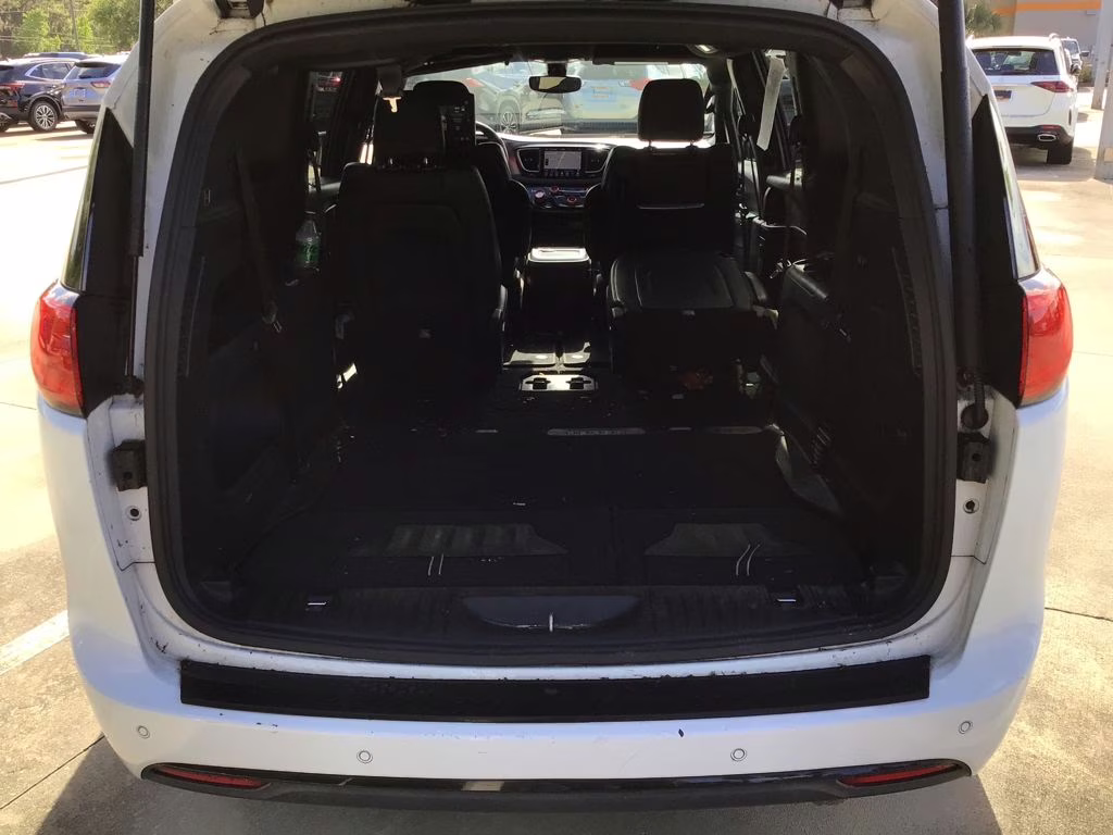 2019 Bright White Clearcoat Chrysler Pacifica Touring L Plus FWD Van