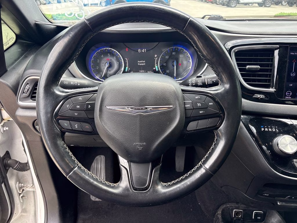 2019 Bright White Clearcoat Chrysler Pacifica Touring L Plus FWD Van