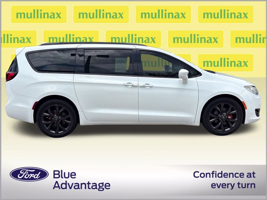 2019 Bright White Clearcoat Chrysler Pacifica Touring L Plus FWD Van
