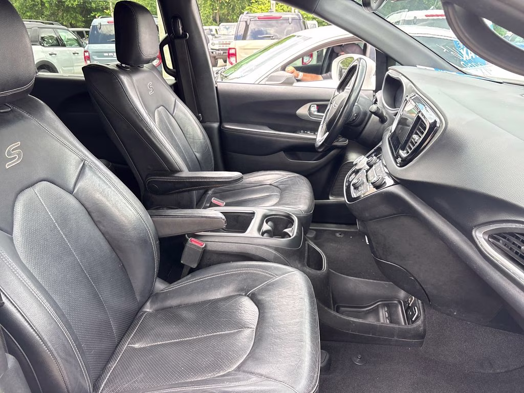 2019 Bright White Clearcoat Chrysler Pacifica Touring L Plus FWD Van