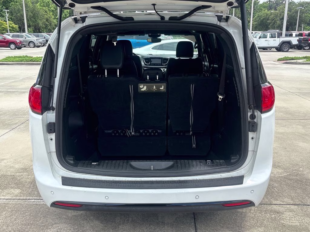2019 Bright White Clearcoat Chrysler Pacifica Touring L Plus FWD Van