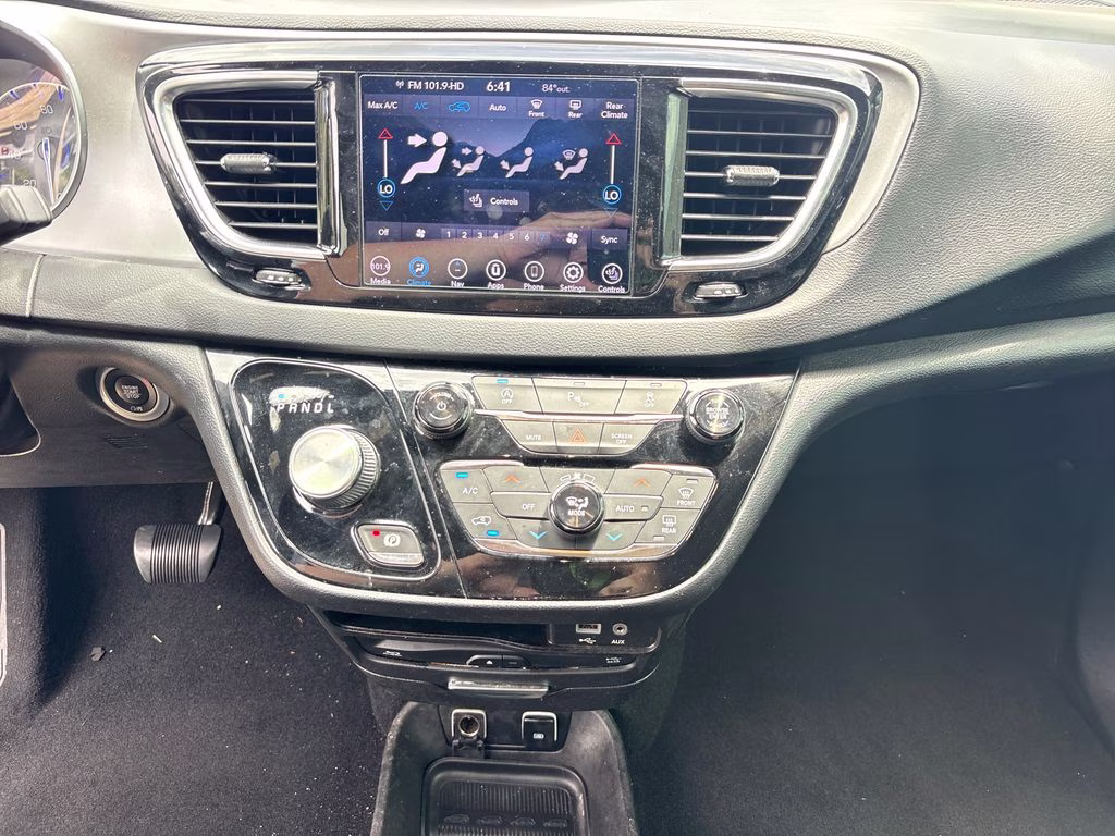 2019 Bright White Clearcoat Chrysler Pacifica Touring L Plus FWD Van