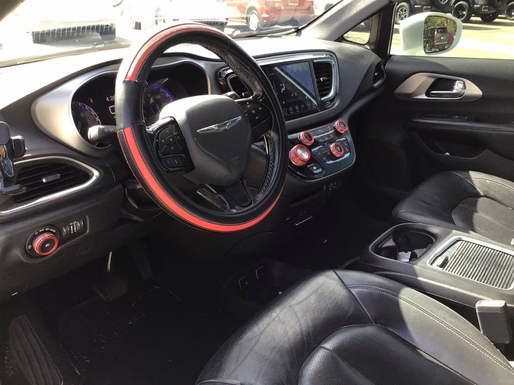 2019 Bright White Clearcoat Chrysler Pacifica Touring L Plus FWD Van