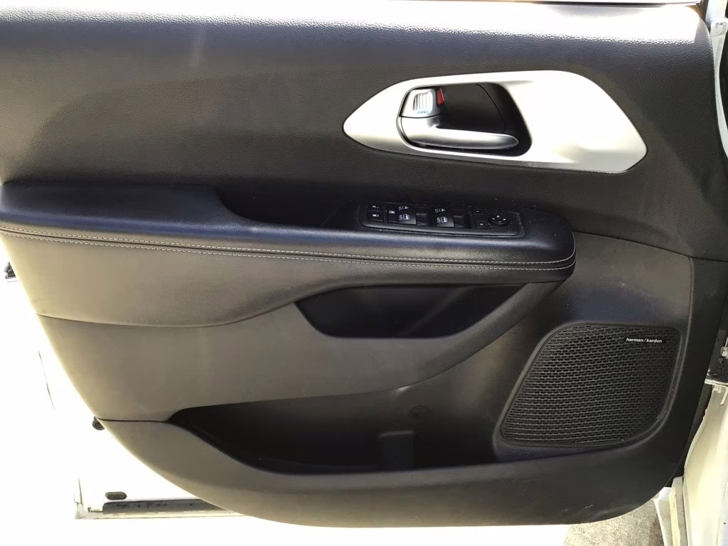 2019 Bright White Clearcoat Chrysler Pacifica Touring L Plus FWD Van