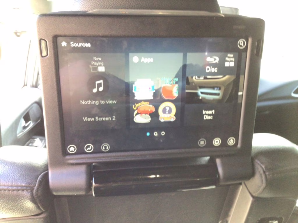 2019 Bright White Clearcoat Chrysler Pacifica Touring L Plus FWD Van