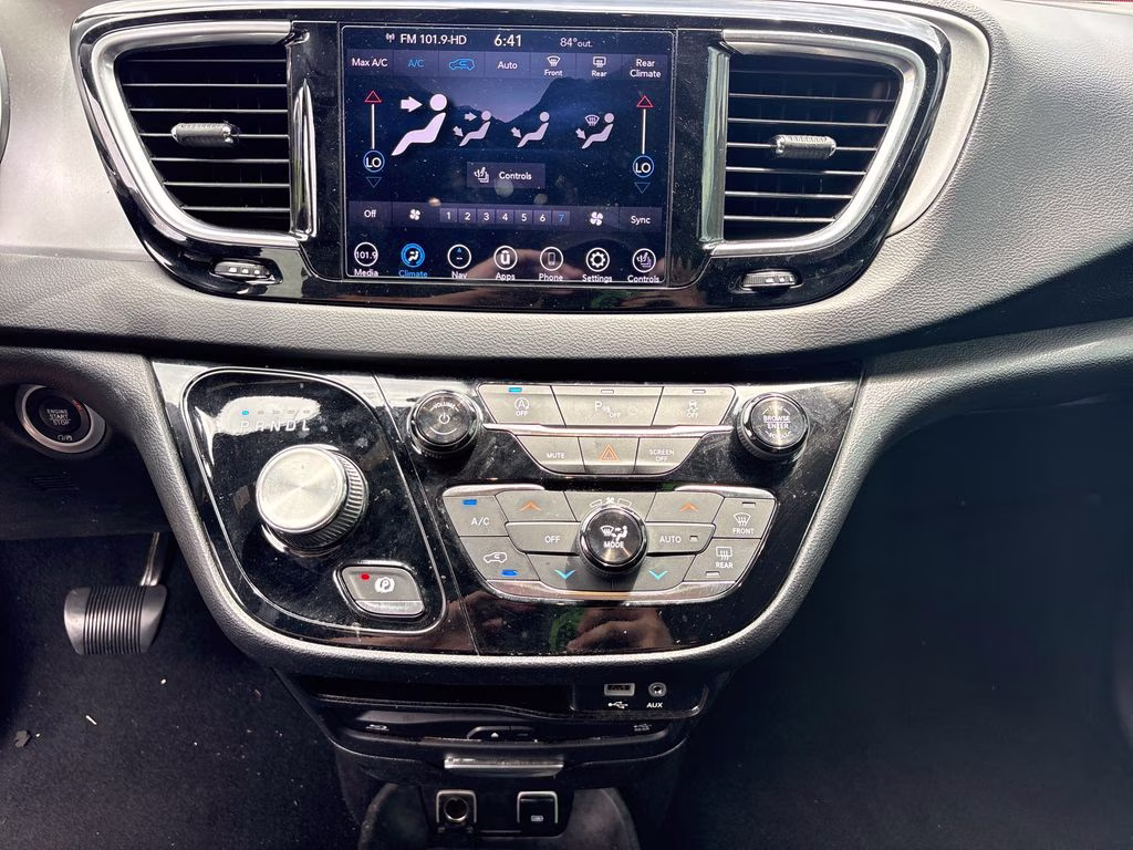 2019 Bright White Clearcoat Chrysler Pacifica Touring L Plus FWD Van