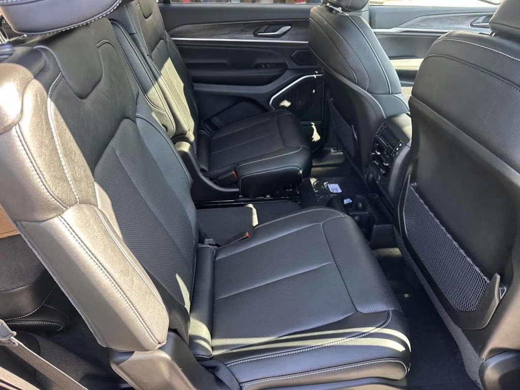 2026 Diamond Black Crystal Pearlcoat Jeep Grand Cherokee L Limited 4X4 SUV