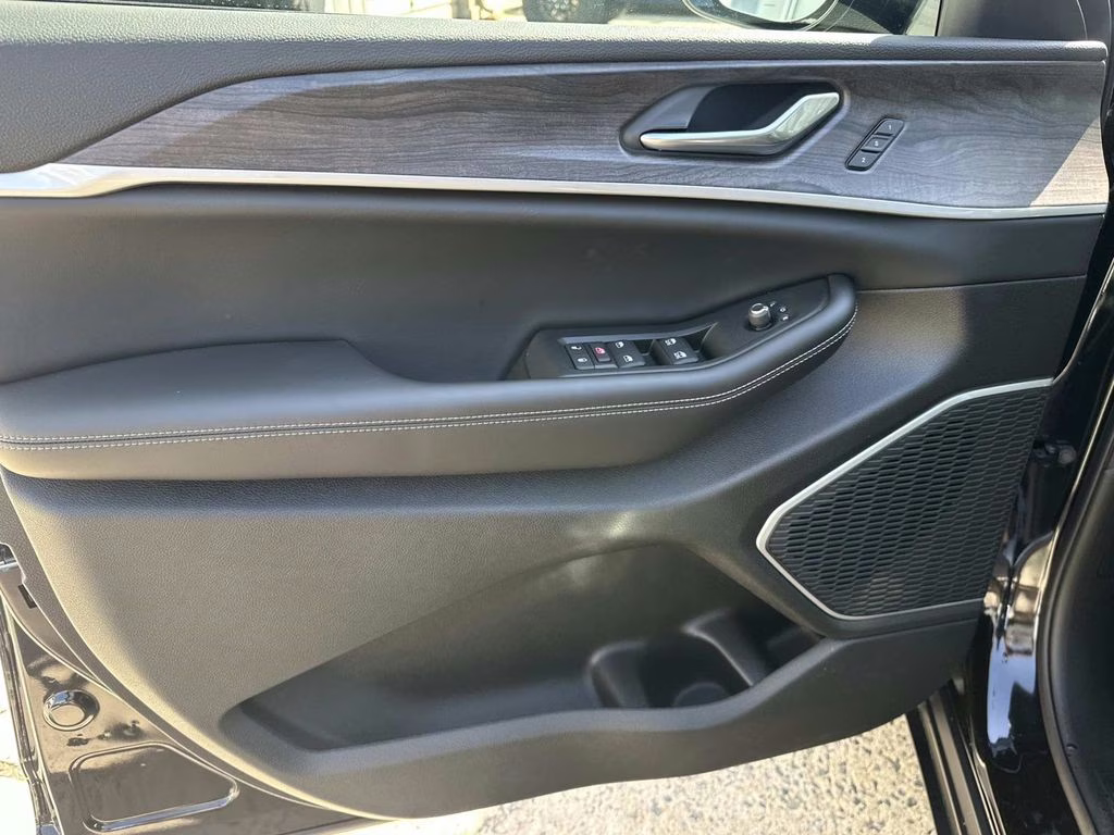 2026 Diamond Black Crystal Pearlcoat Jeep Grand Cherokee L Limited 4X4 SUV