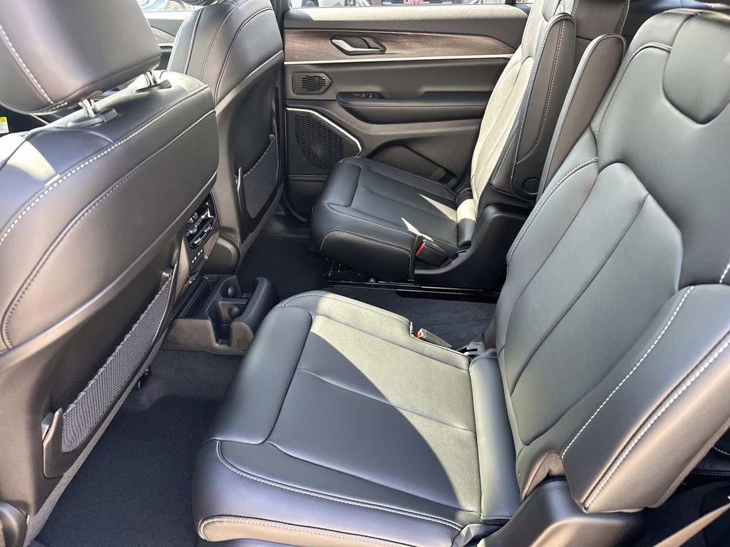 2026 Diamond Black Crystal Pearlcoat Jeep Grand Cherokee L Limited 4X4 SUV