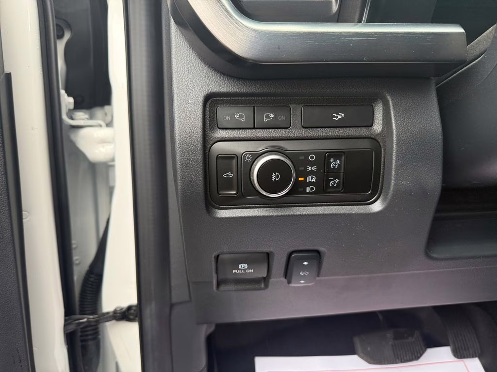 2024 White Metallic Ford Super Duty F-350 SRW Lariat 4X4 Truck