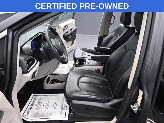 2023 Granite Crystal Metallic Clearcoat Chrysler Pacifica Touring L FWD Van