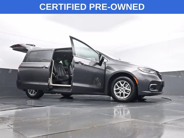 2023 Granite Crystal Metallic Clearcoat Chrysler Pacifica Touring L FWD Van