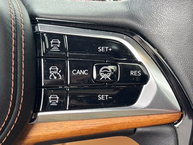 2022 Bright White Clearcoat Jeep Grand Cherokee L 4X4 SUV