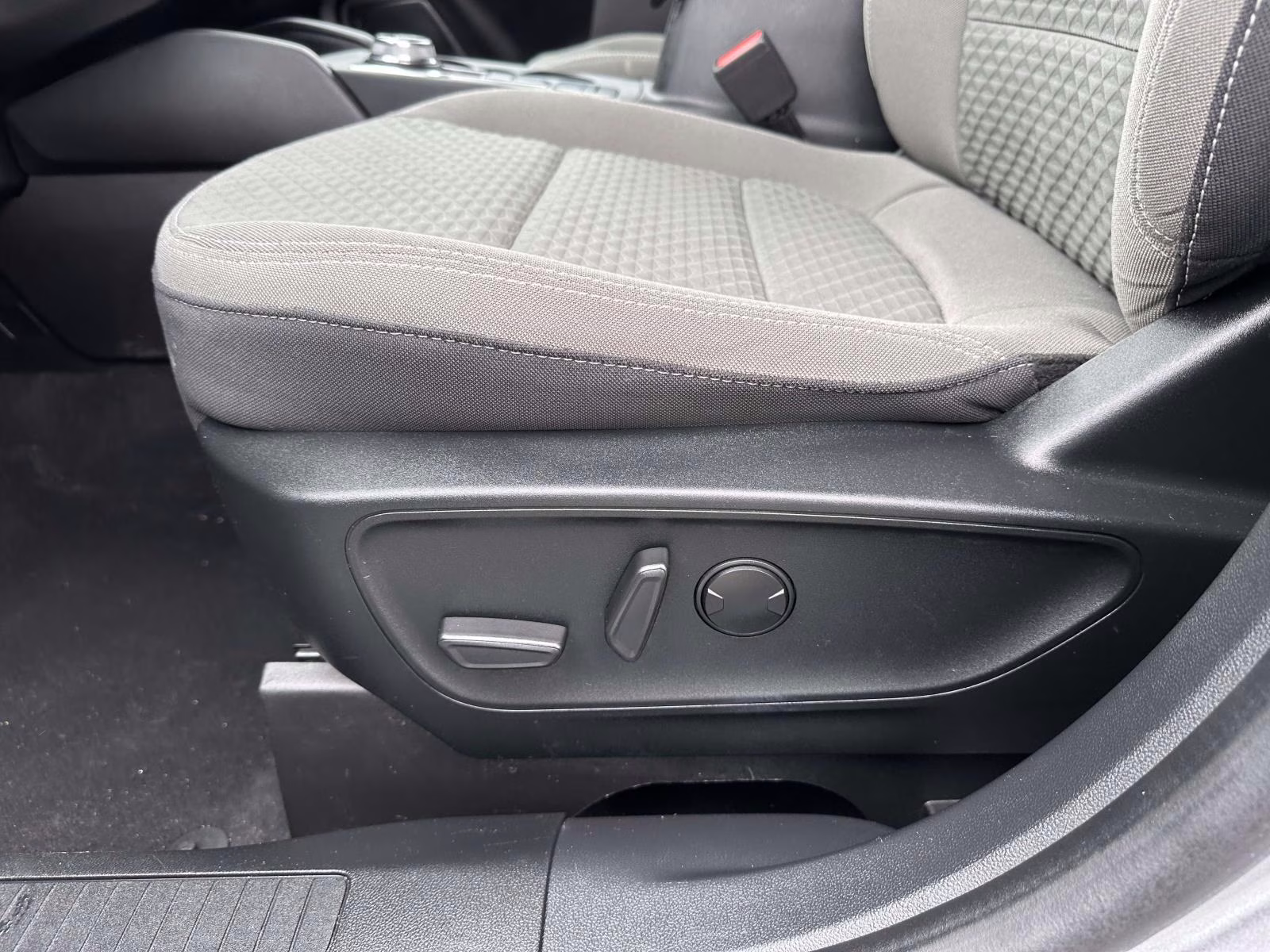 2022 Iconic Silver Metallic Ford Escape SE AWD AWD SUV