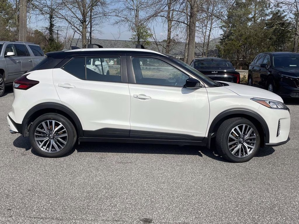 2024 Aspen White/Super Black Nissan Kicks SV FWD SUV